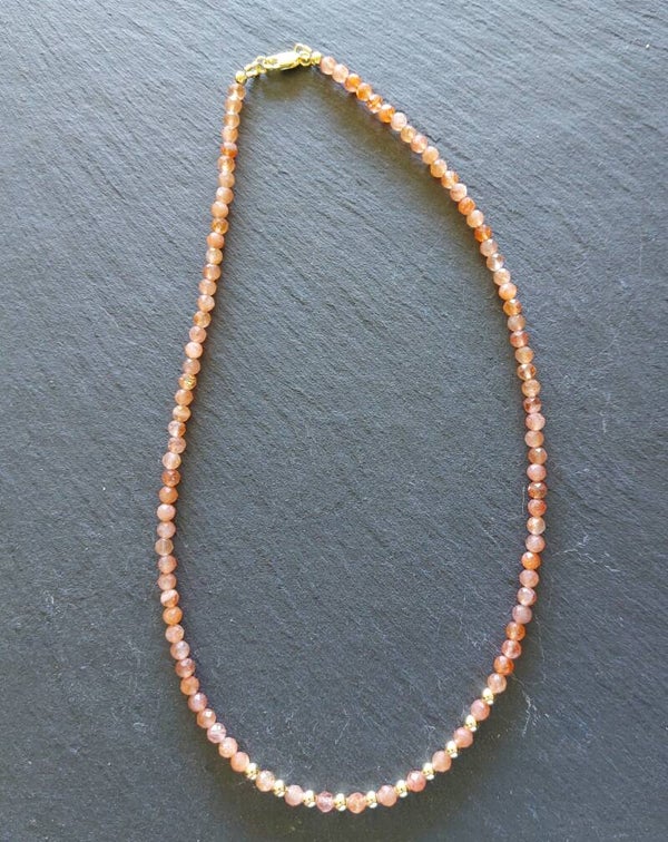 Zonnesteen kristal ketting met gold plated tussenkralen en lobster sluiting