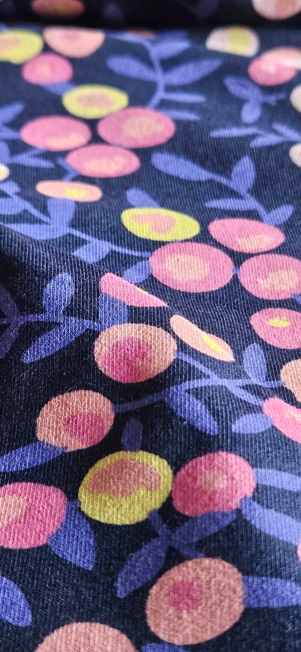 1012 1013 Stoff Baumwolljersey schwarz mit Blumen, Beeren, Blättern
