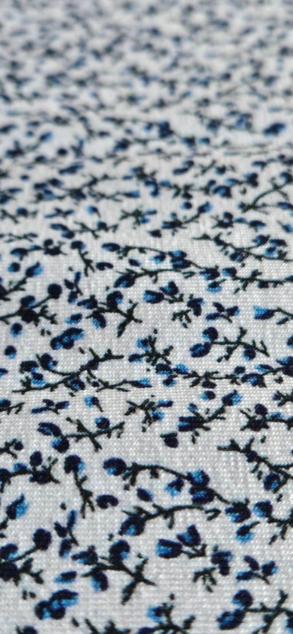 1014 Stoff Baumwolljersey - weiß mit kleinen blauen Blüten