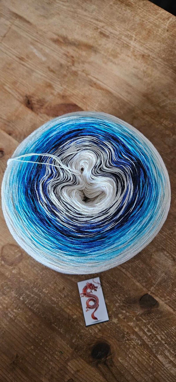 Handgewickelter Bobbel Nr. 151 – 1200m Türkis, Blau & Schwarz (Unikat)