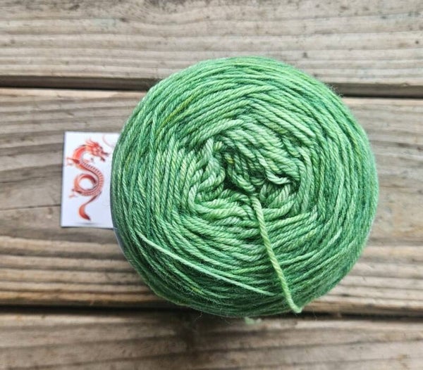 Handgewickelter Merino-Bobbel Nr. 157 – 400m Grüntöne (Unikat)