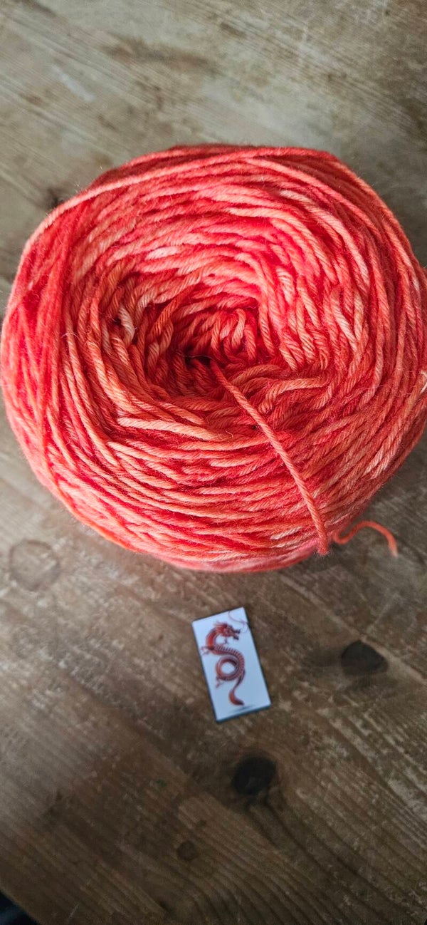 Titel: Handgewickelter Merino-Bobbel Nr. 160 – 420m Korall & Orange (Einzelstück)