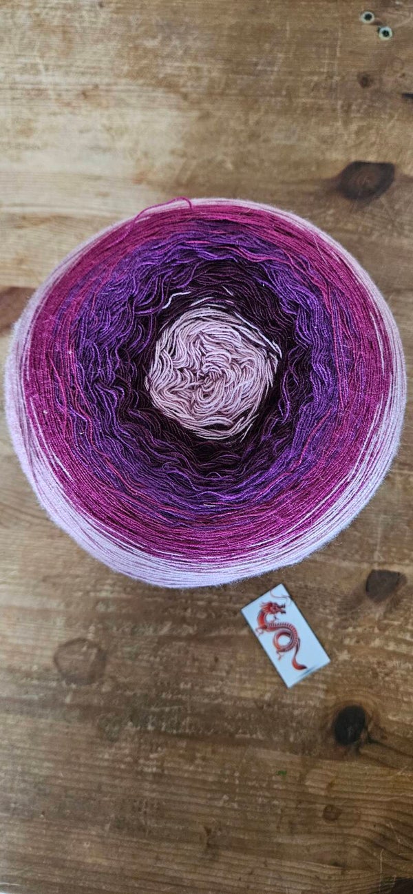 Handgewickelter Bobbel Nr. 164 – Modal Mix 1000m – Puderrosa, Magenta & Dunkellila