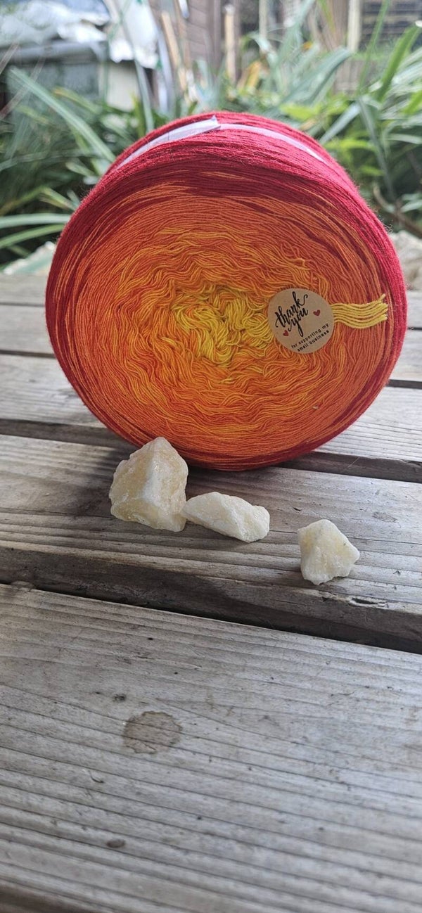 Handgewickelter Bobbel Nr. 166 – Modal Mix 500m 8-fädig – Gelb, Orange & Rot