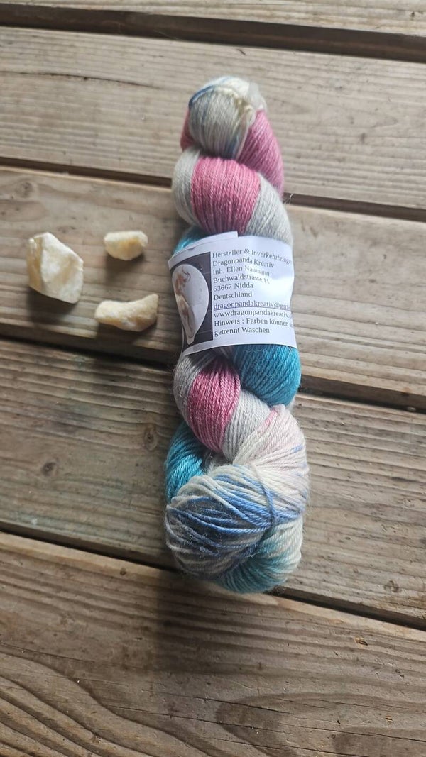 Handgefärbte Merino-Sockenwolle Nr. 27/26 – 420m/100g – Rosa, Türkis & Grau