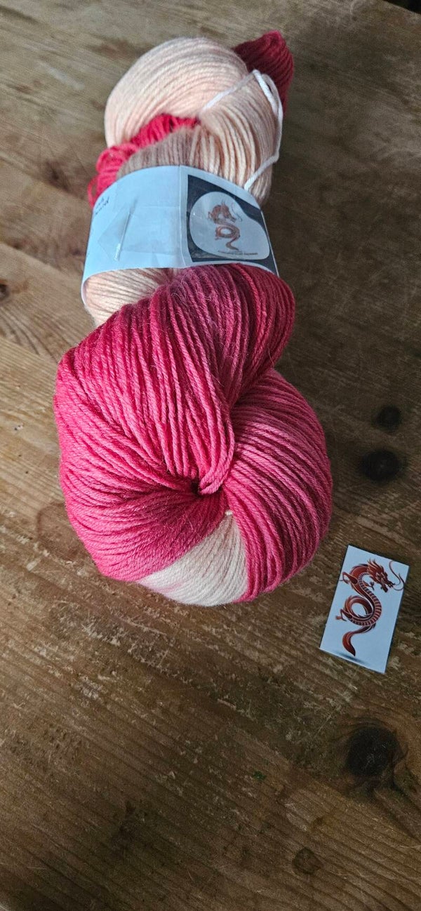 Handgefärbte Merino-Sockenwolle Nr. 29/26 – 420m/100g – Dunkelpink & Creme