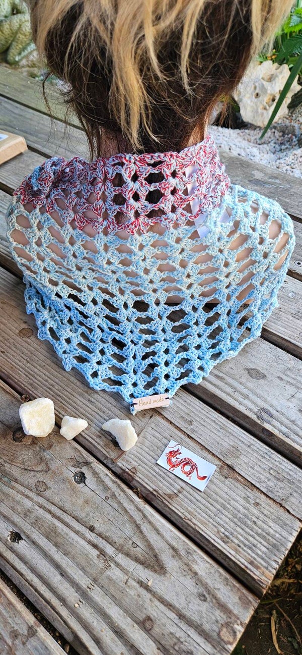 2-teiliges Set: Gehäkelte Mütze mit Glitzer & Minituch im Farbverlauf (Hellblau Blau Rot) – Crocheted Beanie & Mini Scarf Set