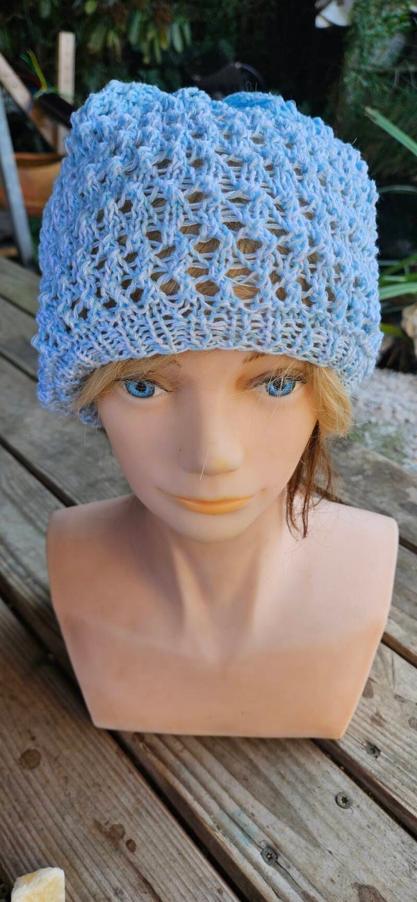 3-teiliges Set: Gestrickte Mütze, gehäkelte Stulpen & Minituch (Hellblau Glitzer) – Winter Knit Set: Beanie, Wrist Warmers & Scarf