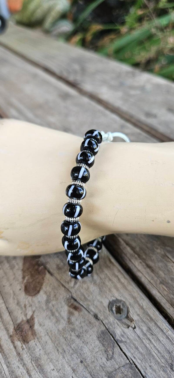 Makramée-Armband verstellbar mit schwarz-weißen Motivperlen (AR3)