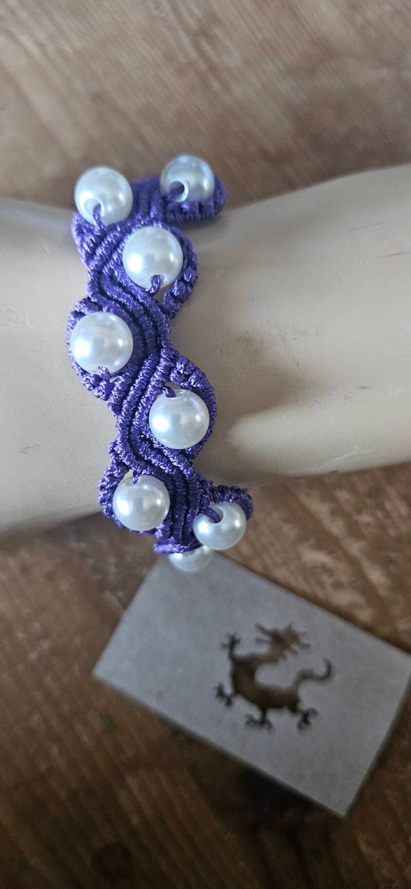 Handgefertigtes Makramee-Armband mit Perlen im Wellenmuster (Wunschfarbe wählbar)
