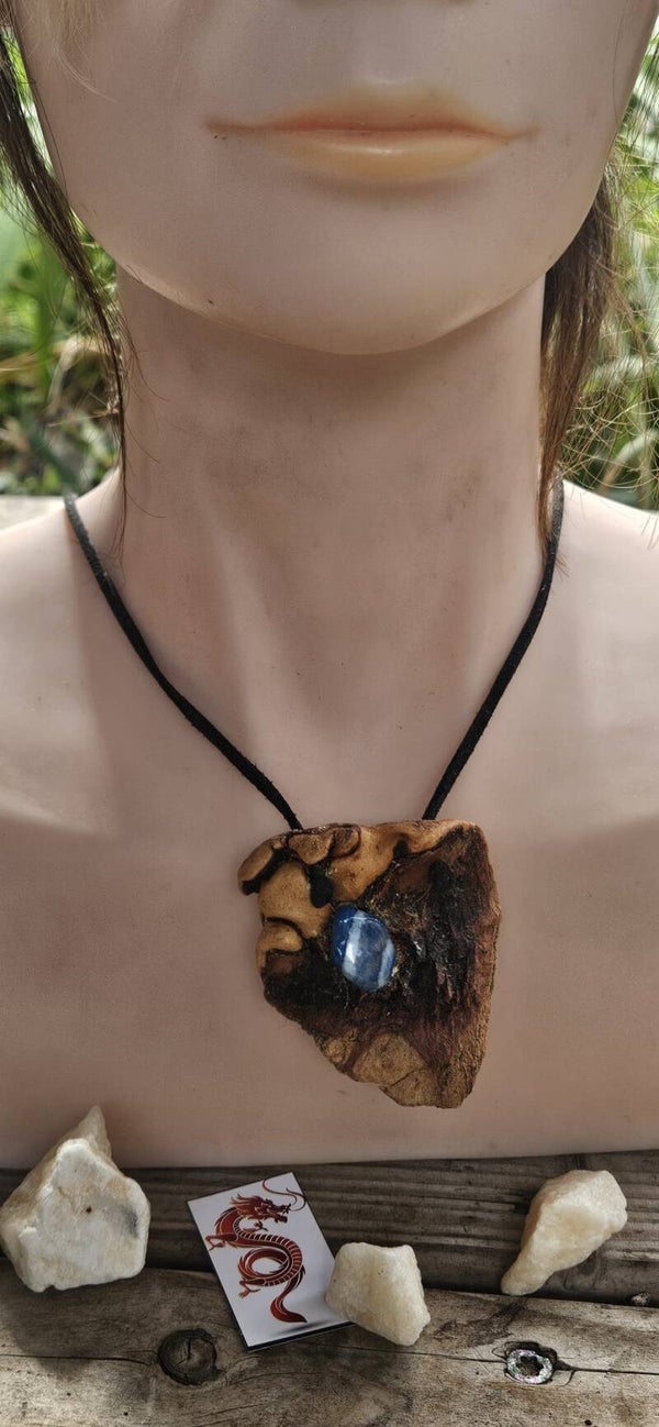 Handgefertigte Kette BP02 – Urwüchsige Baumperle mit blauem Sodalith an Wildlederband (40 cm)