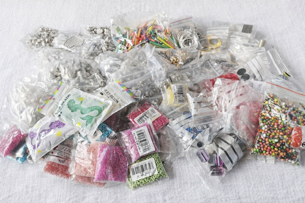 Titel: 5,4 kg Premium Schmuck-Material Mix: Broschen, Fimo & Perlen – Atelierauflösung