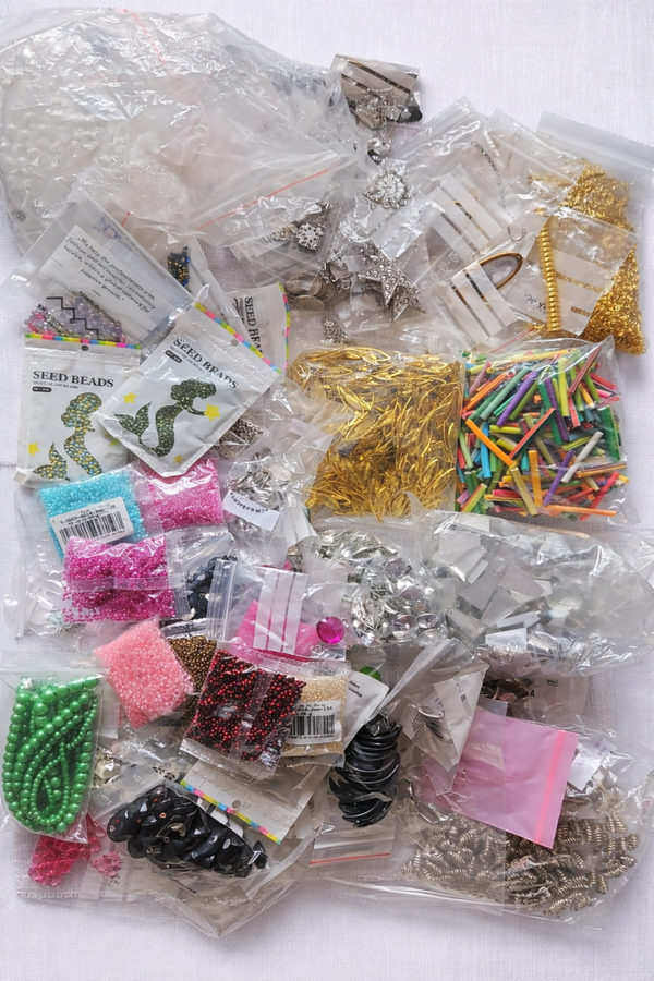 6,1 kg Premium Schmuck-Material Mix: Fimo, Metall-Broschen & Perlen
