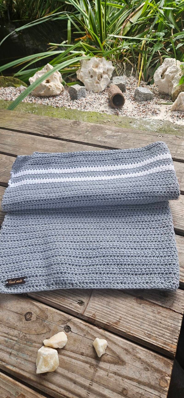 Handgehäkelte Baumwolldecke – Grau mit Streifen (ca. 62x60 cm) Hand-crochet Cotton Blanket – Gray with Stripes (approx. 62x60 cm)