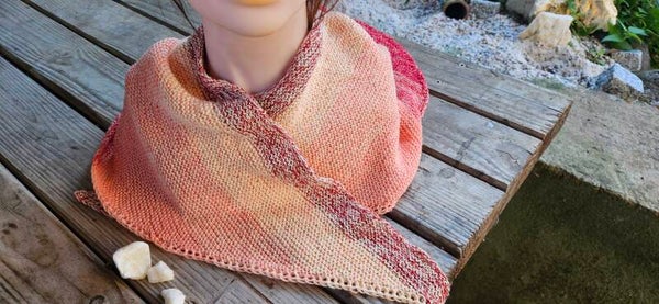 Gestricktes Dreieckstuch Farbverlauf Aprikot Lachs Rot – Schultertuch 120x55 cm – Handknitted Shawl Scarf