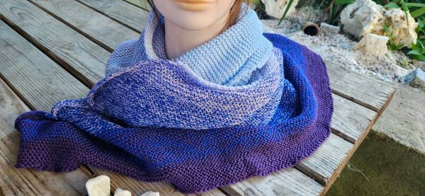 Gestricktes Dreieckstuch Farbverlauf Blau Violett – Schultertuch 160x75 cm – Handknitted Shawl Scarf Cotton Blend