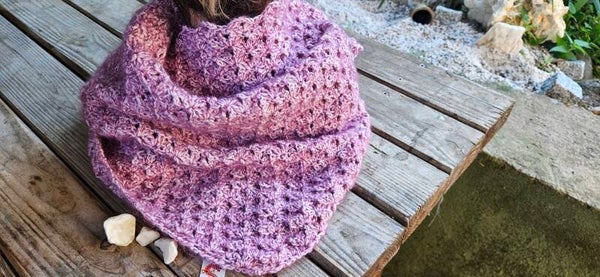 Gehäkeltes Dreieckstuch Beere Altrosa – Mohair Seide Modal Schultertuch 120x50 cm – Crochet Mohair Silk Shawl