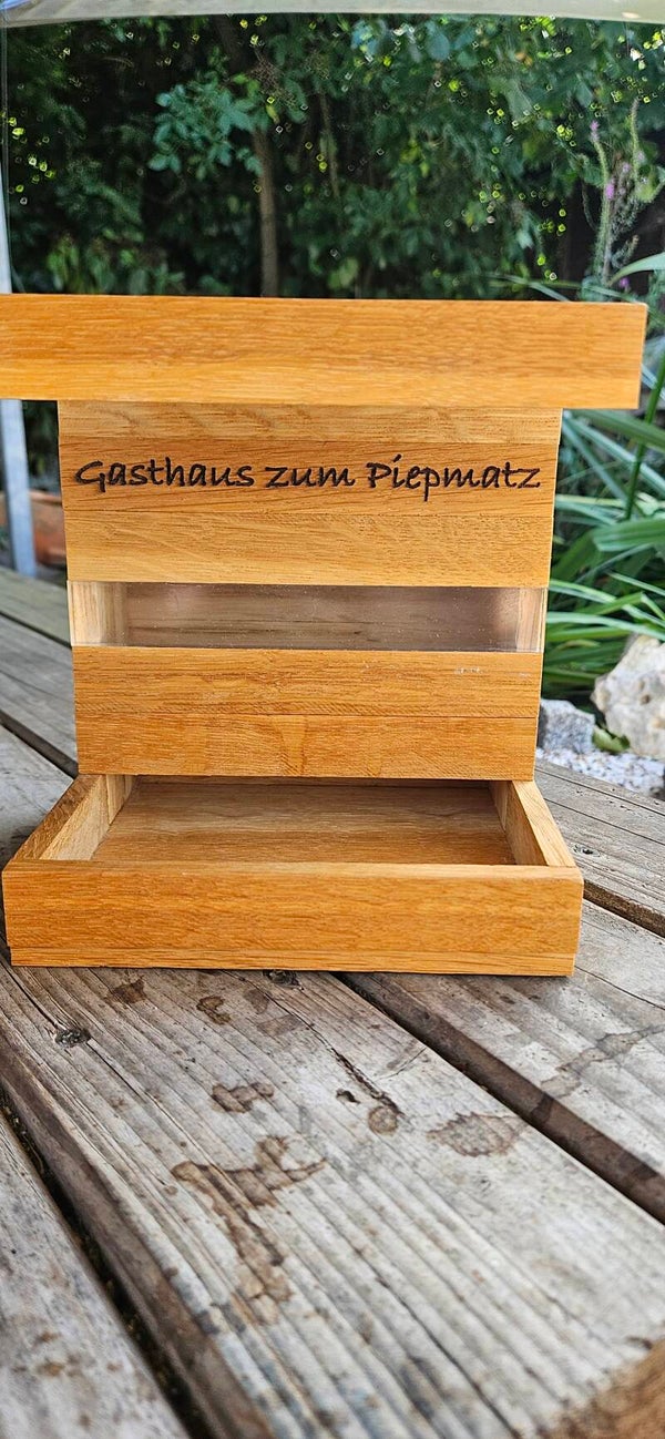 Vogelfutterhaus aus Holz graviert – Futterspender Futtersilo mit Acrylglas-Sichtfenster & Klappdeckel