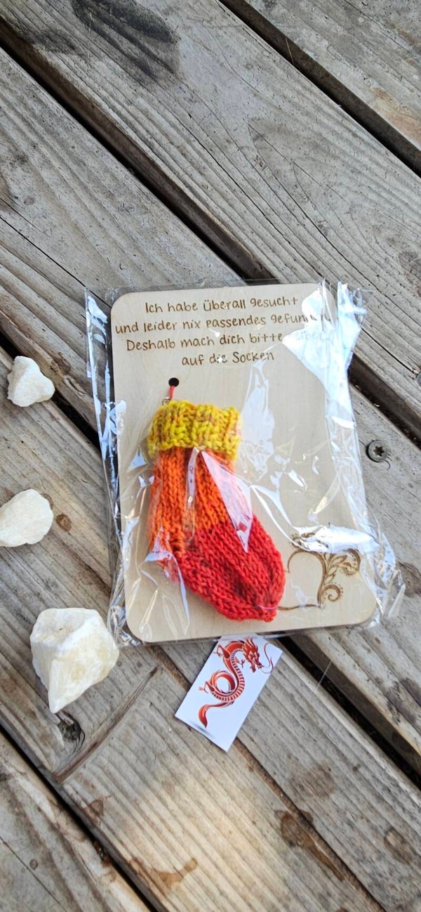 Geschenkkarte aus Holz mit Handarbeit – Geldgeschenk Mini Socke & Sorgenwürmchen – Wooden Gift Card