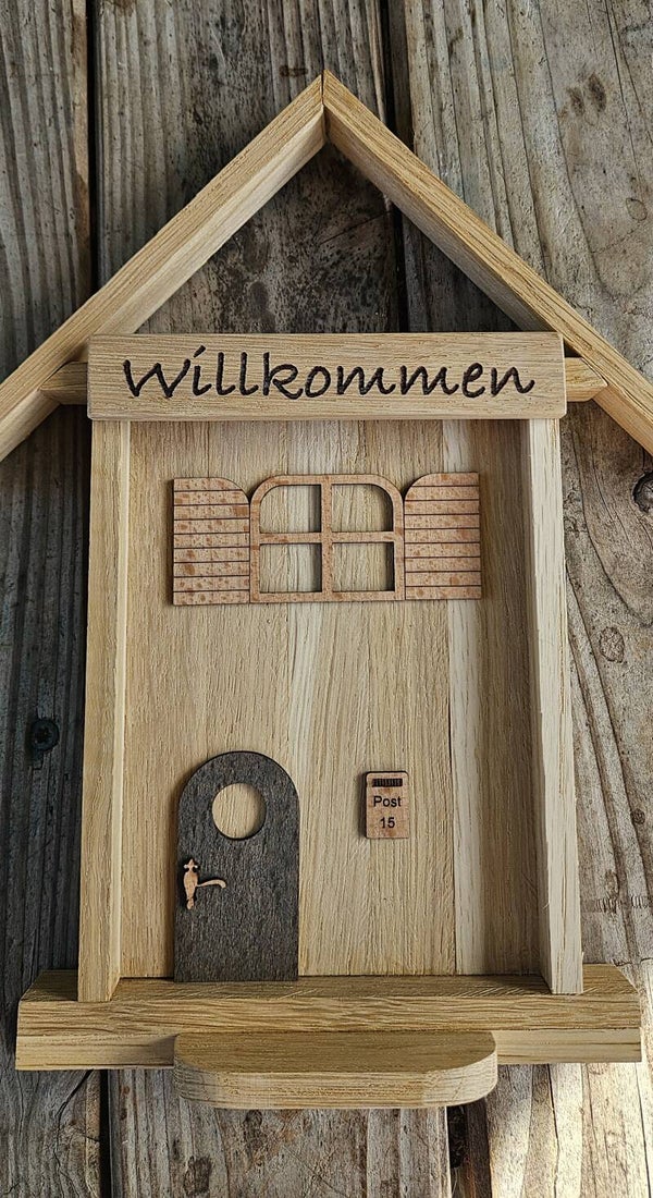 Willkommensschild Holz Häuschen 27 cm – Türdeko Eingangsbereich Dekohaus Schwedenhaus