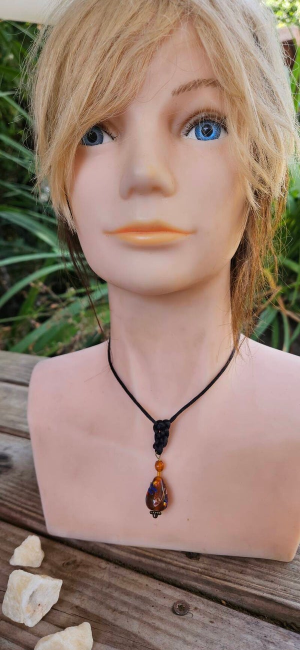 Handgefertigte Makramee-Halskette mit synthetischem Opal (HK2)