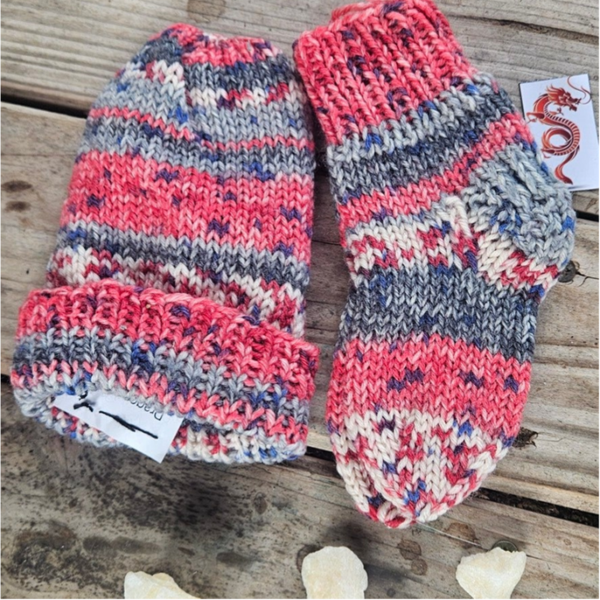 Handgestricktes Baby-Set Mütze & Socken "MÜ1 / SO18" Koralle Grau – Geschenk zur Geburt