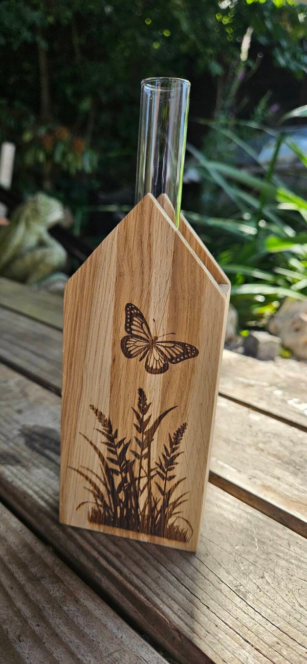 Holzvase Hausform mit Reagenzglas – Reagenzglasvase graviert mit Schmetterling & Gräsern