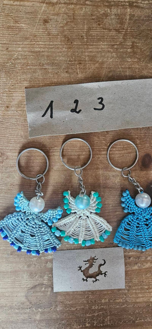 Handgefertigter Makramee Schutzengel Schlüsselanhänger mit Perlen (Wunschfarbe wählbar)