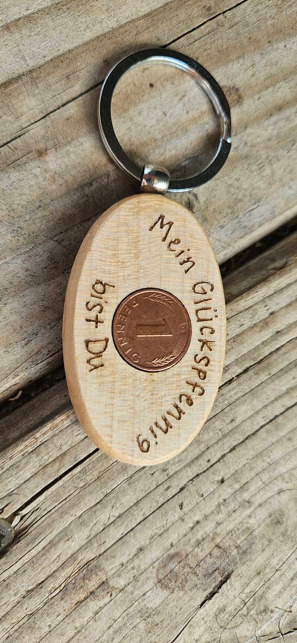 Holz Schlüsselanhänger mit Gravur & Glückspfennig – Handarbeit & Sprüche