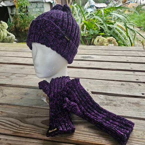 2-teiliges Set Mütze & Stulpen mit Daumenkeil Violett Schwarz – Knitted Beanie & Fingerless Gloves