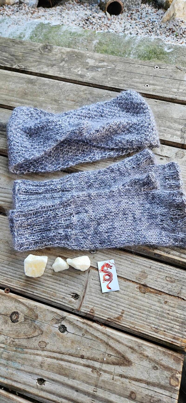 Stirnband & Stulpen Set Mohair Grau – Handgestricktes Accessoire-Set mit Twist & Daumenkeil