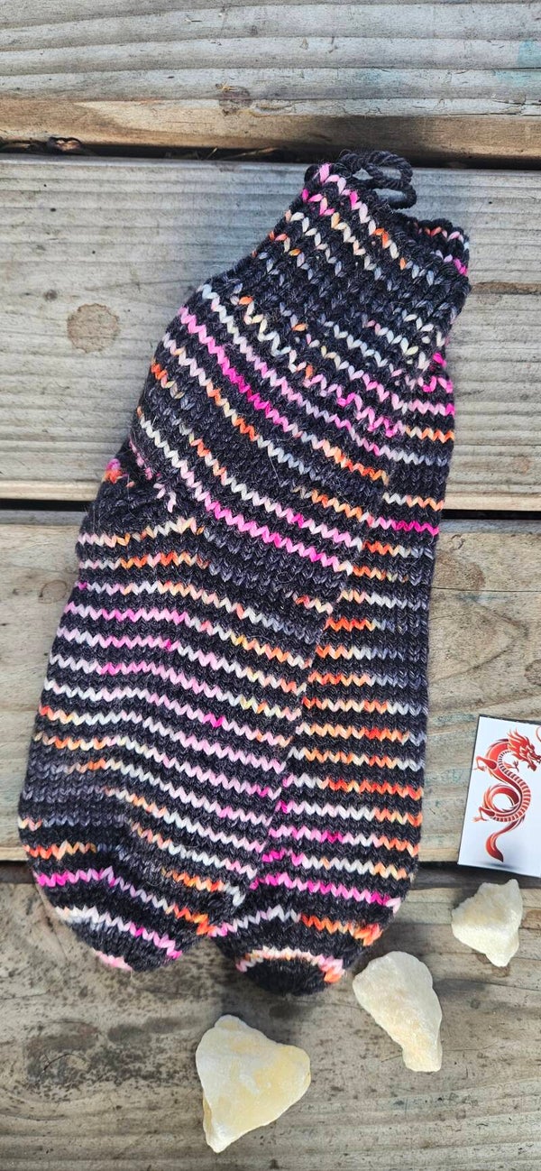 Handgestrickte Kindersocken "SO10" Schwarz mit Neon – Größe 24/25 – Unikat