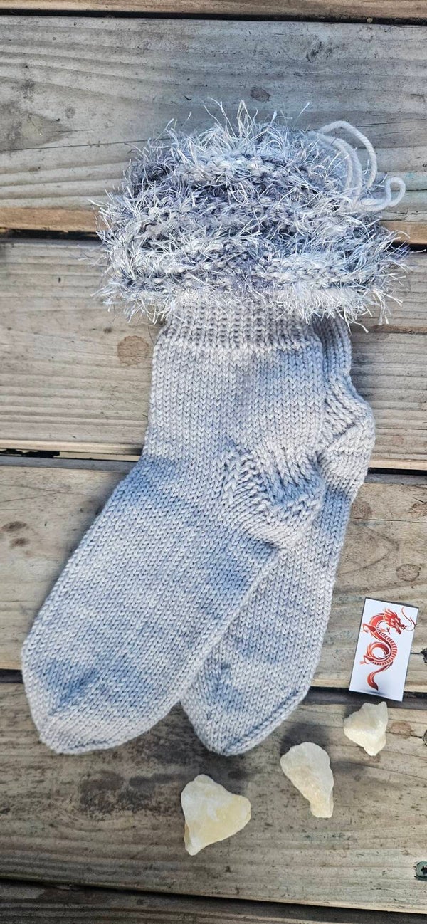 Handgestrickte Kuschel-Kindersocken "SO13" Hellgrau mit Flauschrand – Gr. 26/27 – Unikat