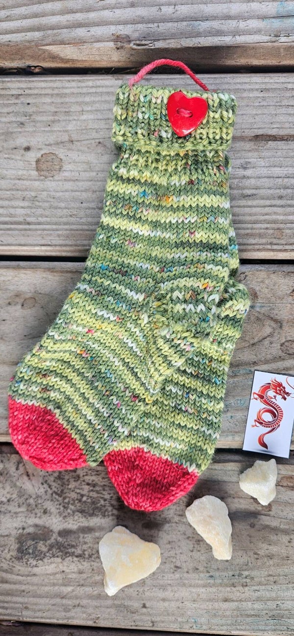 Handgestrickte Babysocken "SO18" Grün mit roter Spitze & Herz – Gr. 18/19