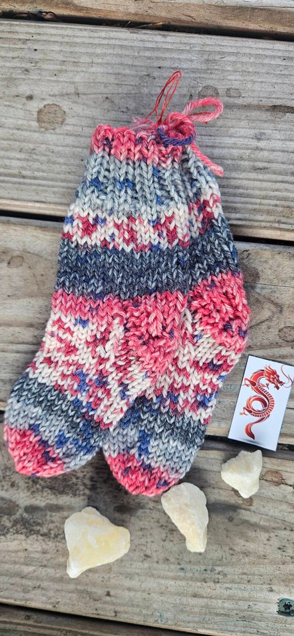 Handgestrickte Babysocken "SO7" Korall Grau – Fußlänge 10 cm – Gr. 17/18
