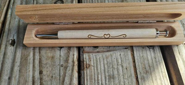 Holz-Kugelschreiber mit Etui / Stiftebox (Herz-Gravur & „Lieblingsstift“) – Geschenkidee