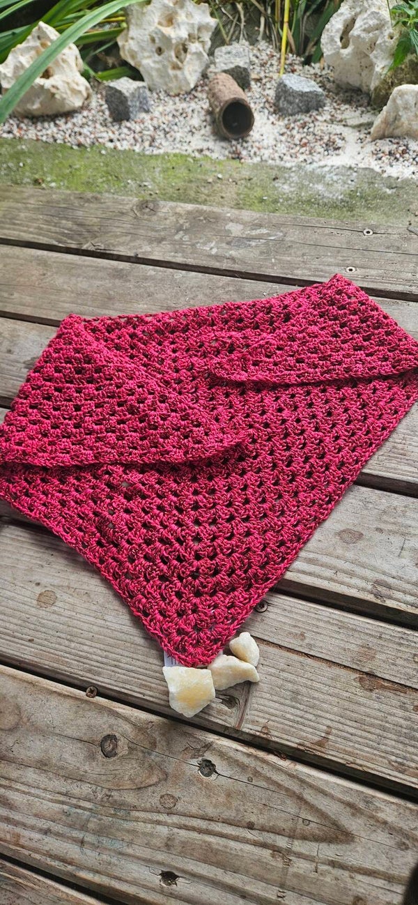 Handgearbeitetes gehäkeltes Dreiecktuch Rot Glitzer 65x34 cm Scarf
