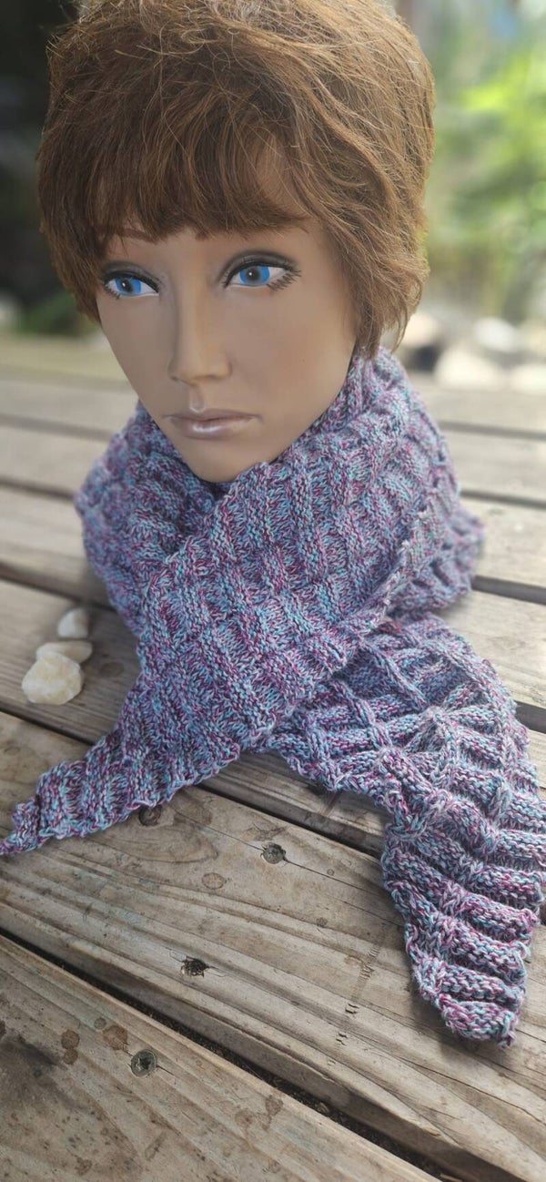 Handgestricktes Tuch – Buntes Dreieckstuch im Waffelmuster (160x60 cm) Hand-knitted Shawl – Colorful Waffle Pattern Triangle Scarf (160x60 cm)