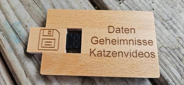 Holz USB-Stick 32 GB mit Gravur & Spruch – Lustiges Geschenk & Speicherstick
