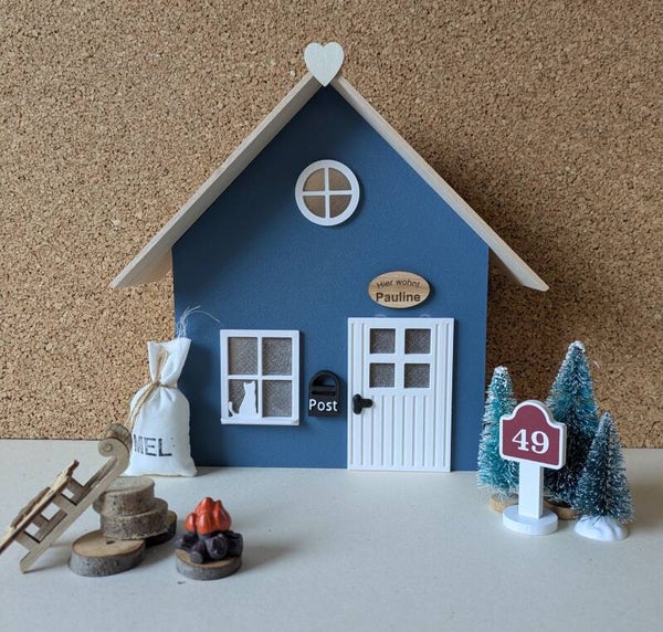 Wichtelhaus schmal aus Holz | Deko Wichteltür beleuchtbar | Wunschfarbe Rot/Blau & wählbare Tür | Mit Bank, Katze & Namensschild