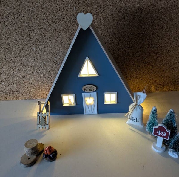 Wichtelhaus Spitzdach klein aus Holz | Deko Wichteltür beleuchtbar | Mit Bank, Katze & personalisierbarem Namensschild