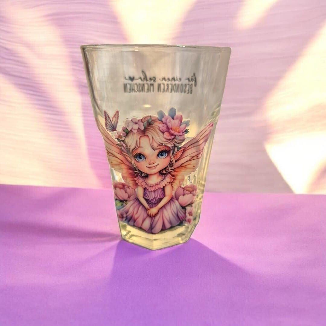 Dekoriertes Glas mit Elfenmotiv – „Für einen sehr besonderen Menschen“