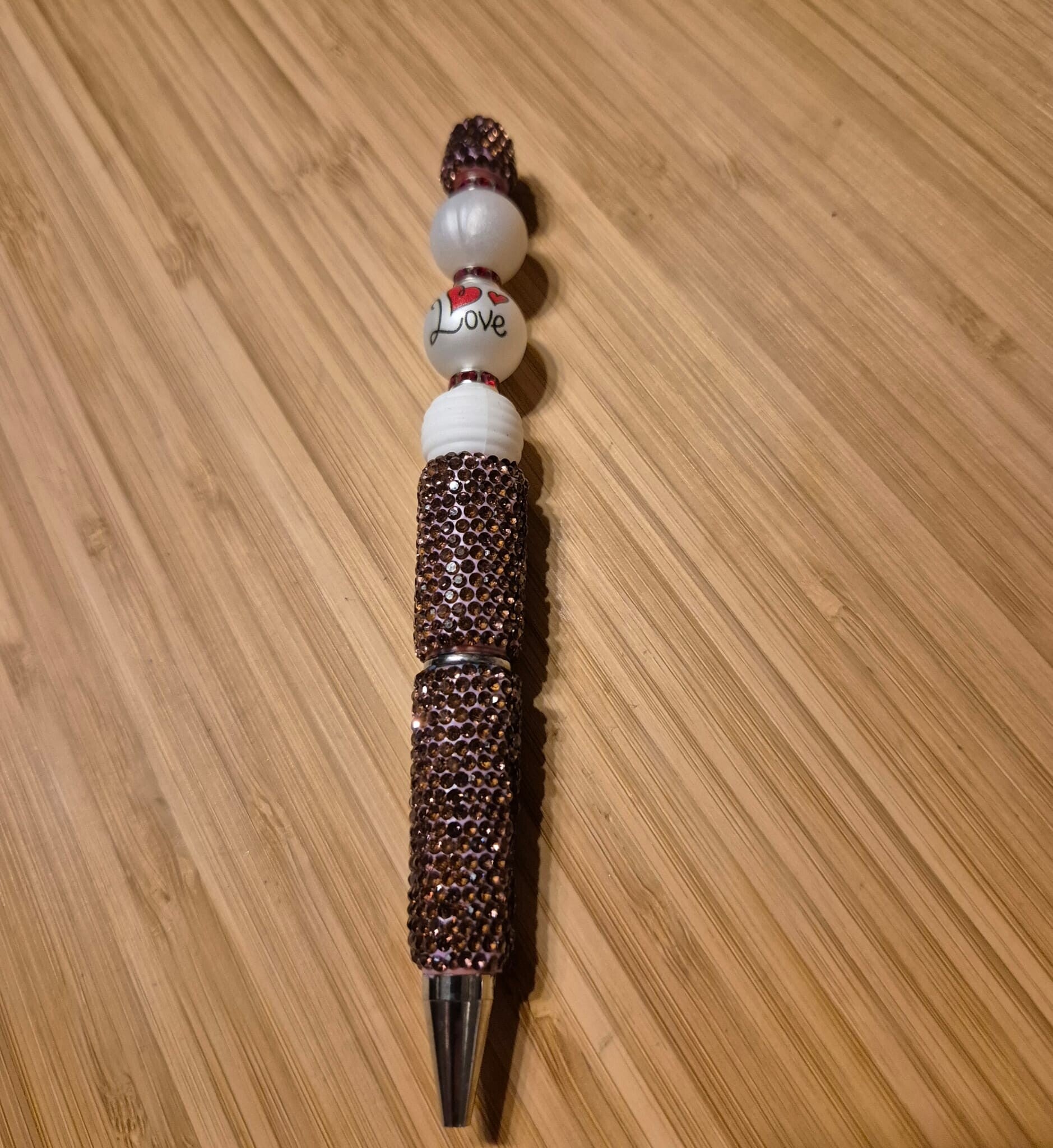 Perlenkugelschreiber mit LOVE-Perle – Weiß, Silber & Braun