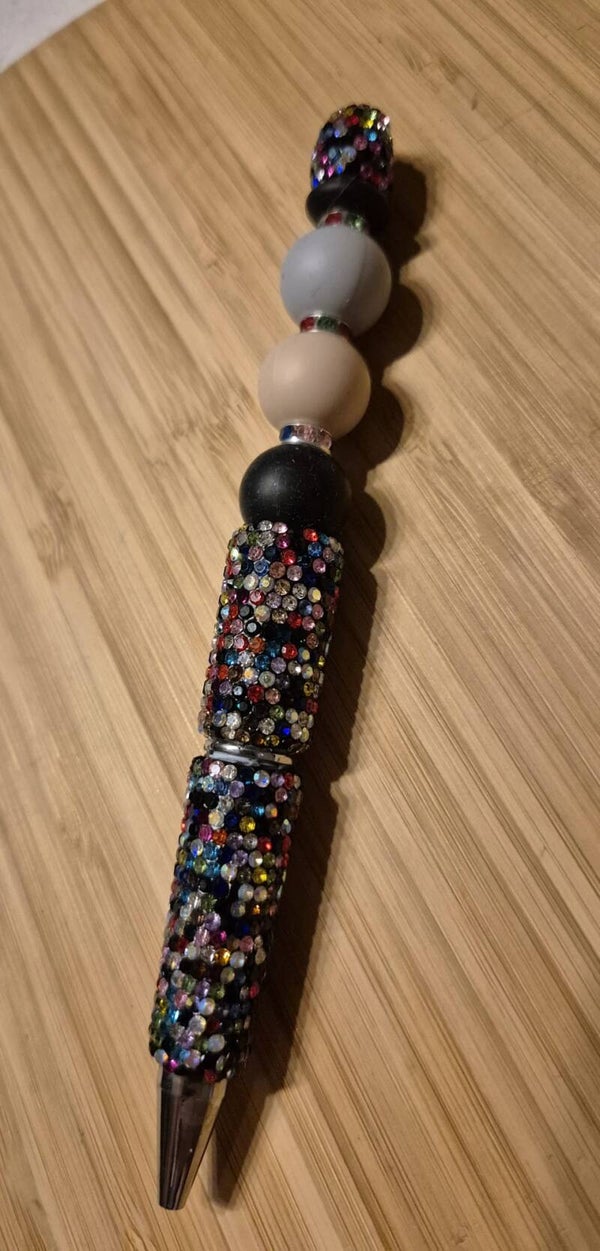 Perlenkugelschreiber mit buntem Perlendesign