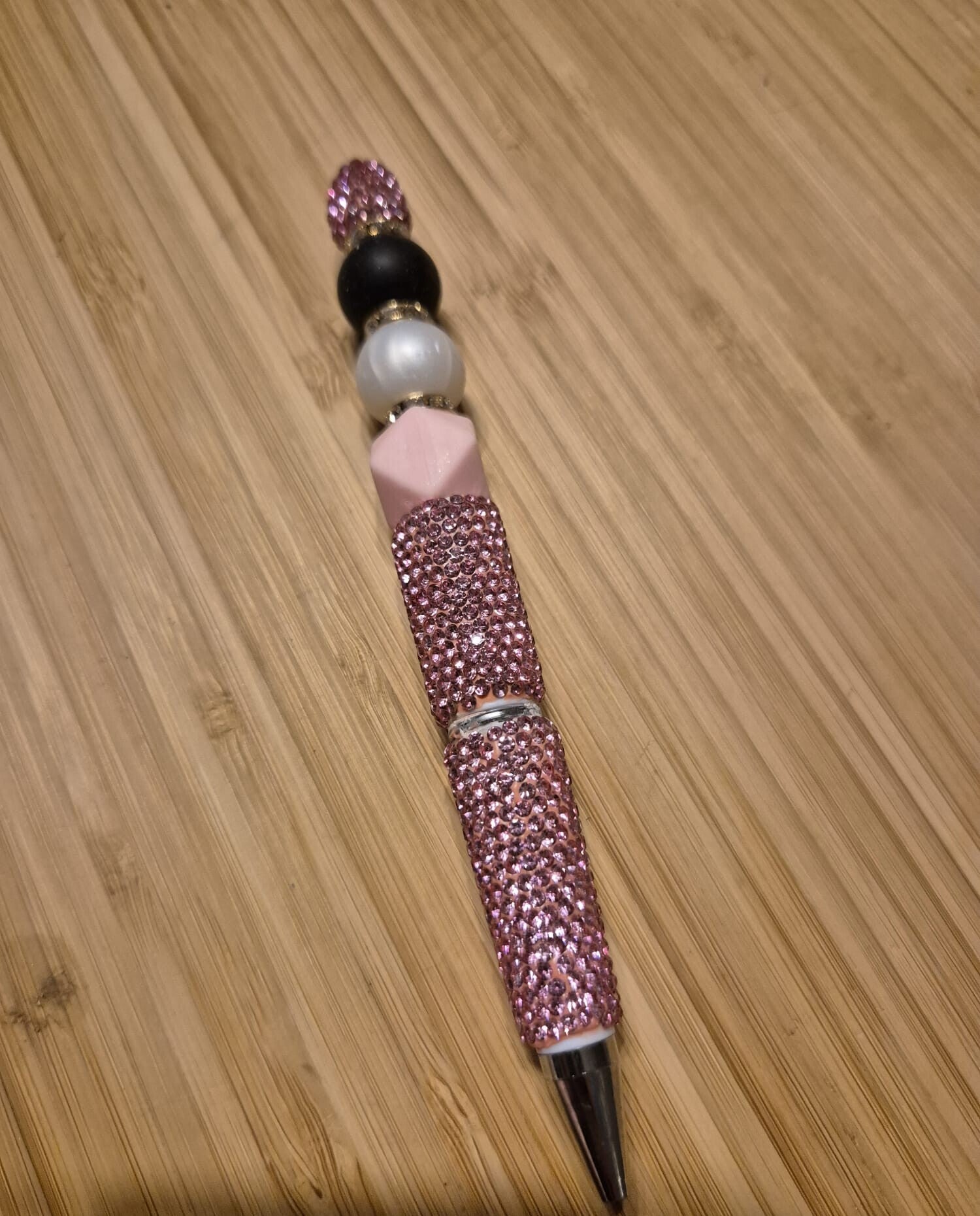 Perlenkugelschreiber im fliederfarbenen Glitzerdesign