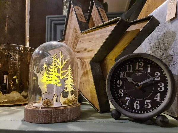 Stolp met kerstboom en licht