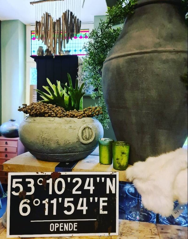 Plaatsnaambord met lengte en breedte graad.