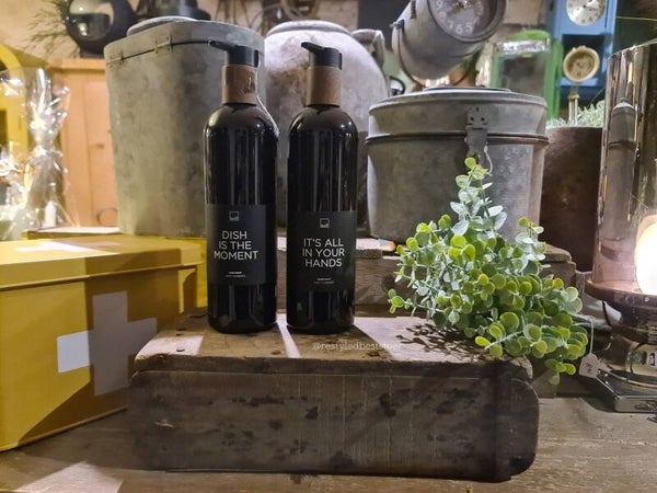 Zeep dispenser in stylevolle fles met tekst