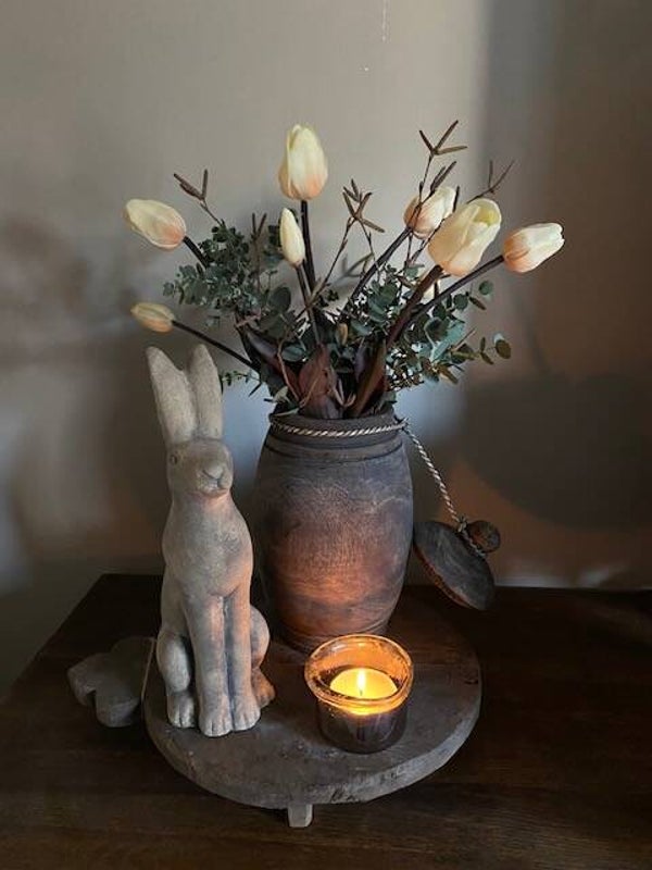 Houten pot met real touch tulpen