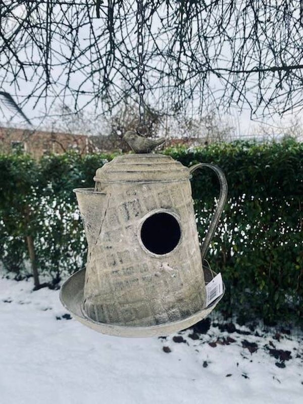 Vogelhuisje in vorm van een koffiepot